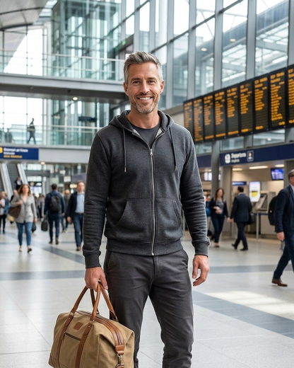 Image générée par IA — André, ambassadeur NAHHOU, en gare, sac de week-end à la main